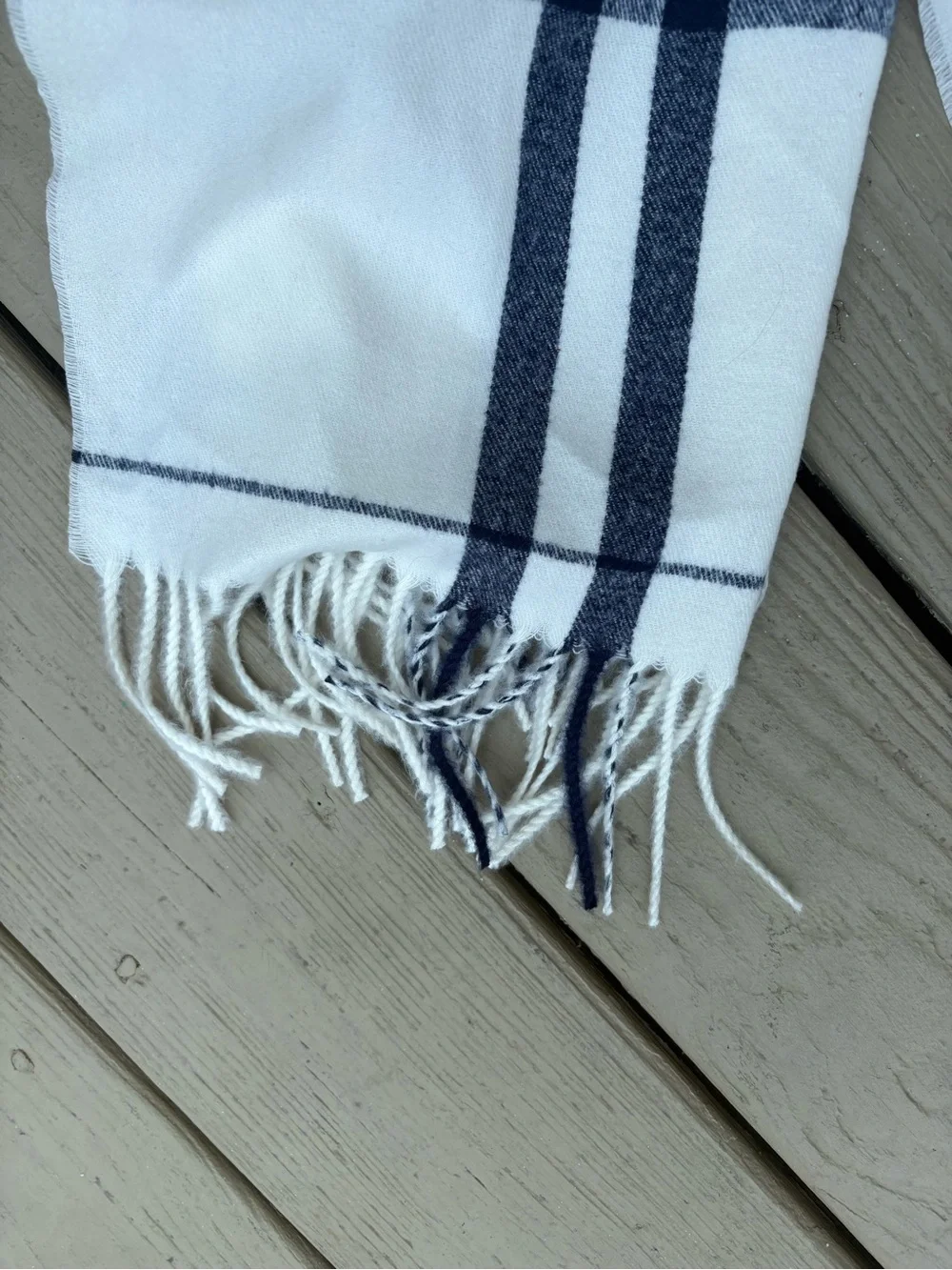 NWT GAP Mens White & Navy Plaid Scarf/Wrap, Size: 80”L x 24”W